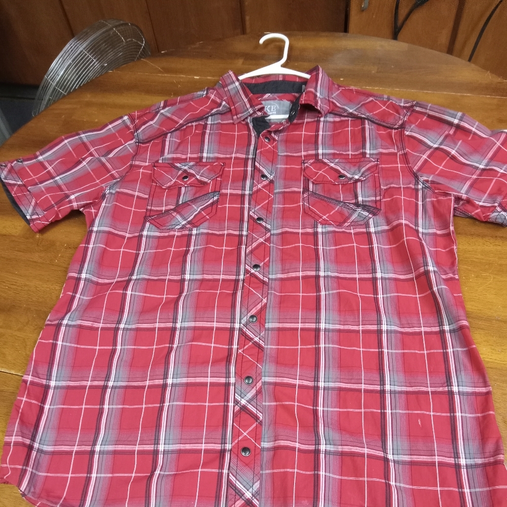 Blk buttons BKE standard fiT XL SHIRT red black white colors